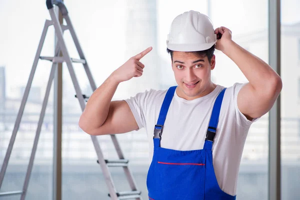 Jovem trabalhador com capacete de segurança hardhat — Fotografia de Stock