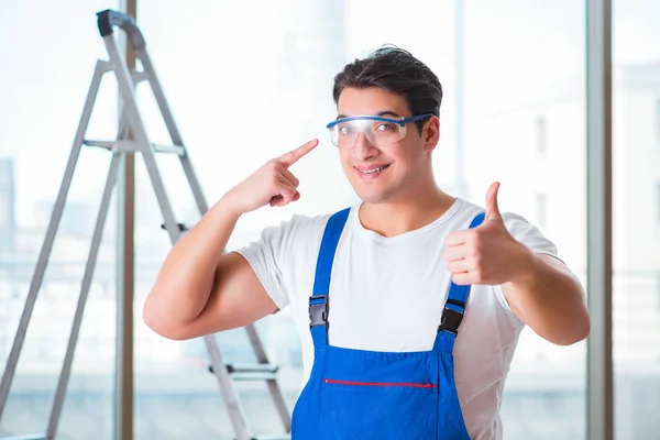 Giovane lavoratore con occhiali di sicurezza — Foto Stock
