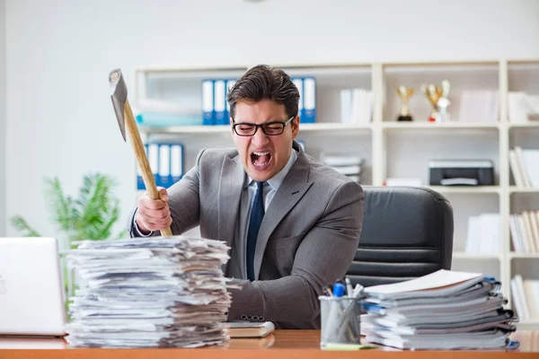 Θυμωμένος επιθετικός επιχειρηματίας στο γραφείο — Φωτογραφία Αρχείου