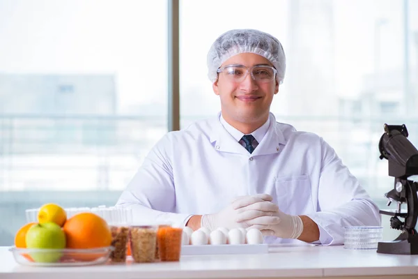 Эксперт по питанию тестирует пищевые продукты в лаборатории — стоковое фото