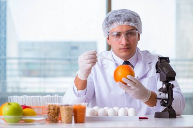 Besin uzmanı gıda ürünlerini laboratuarda test ediyor.