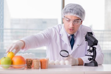 Besin uzmanı gıda ürünlerini laboratuarda test ediyor.