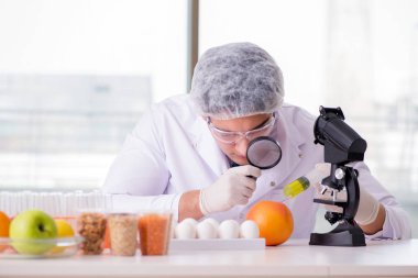 Besin uzmanı gıda ürünlerini laboratuarda test ediyor.