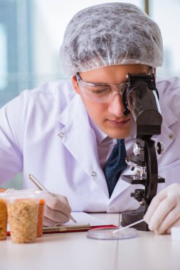 Besin uzmanı gıda ürünlerini laboratuarda test ediyor.