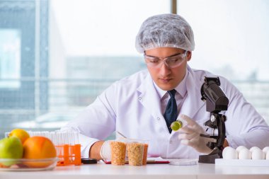 Besin uzmanı gıda ürünlerini laboratuarda test ediyor.