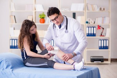 Travmatolog hastayla ilgileniyor.