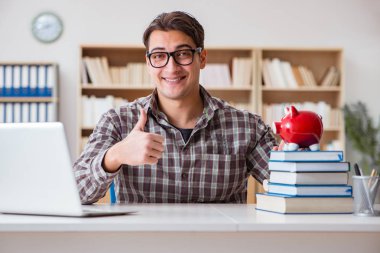 Ders kitabı almak için kumbarayı kıran genç bir öğrenci.