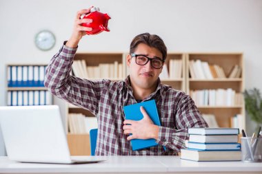 Öğrenci okul ücretini ödemek için kumbarayı soyuyor.