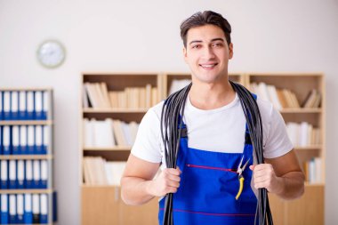 Adam evde elektrik tamiratı yapıyor.