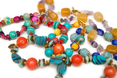 Whtie arka plan üzerinde izole zarif mücevherler