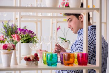 Genç yakışıklı dükkândan alışveriş yapıyor.