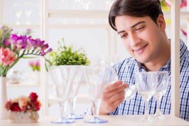 Genç yakışıklı dükkândan alışveriş yapıyor.