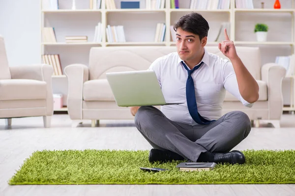 Homme d'affaires assis sur le sol dans le bureau — Photo