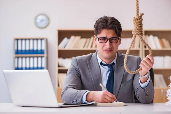 Un hombre de negocios en bancarrota considerando suicidarse ahorcado —  Fotos de Stock