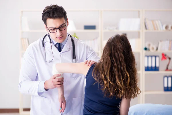 Traumatologist is taking care of the patient — Stock Photo, Image