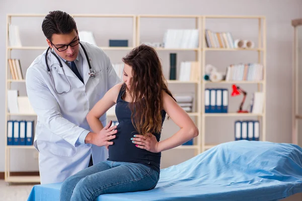 Läkare undersöker gravida kvinna patient — Stockfoto