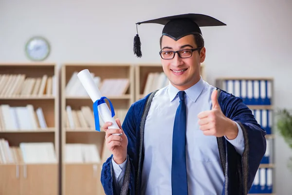 Ung man utexaminerad från universitetet — Stockfoto