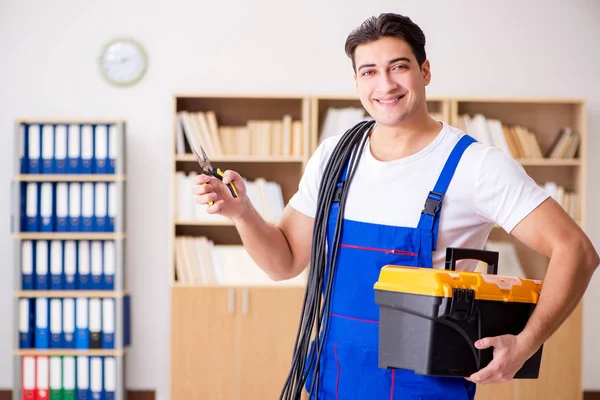 Adam evde elektrik tamiratı yapıyor.