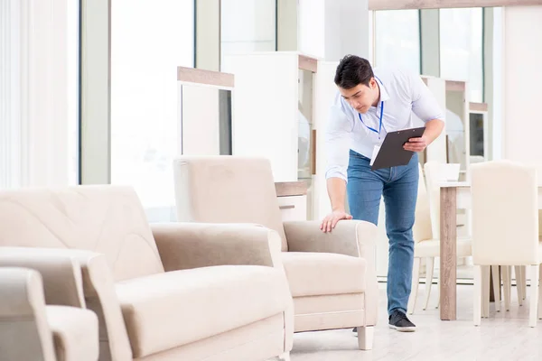 Asistente de ventas en tienda de muebles — Foto de Stock