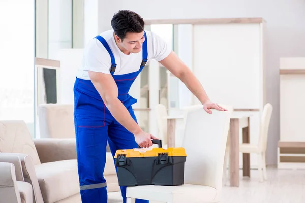 Reparador de móveis trabalhando na loja — Fotografia de Stock