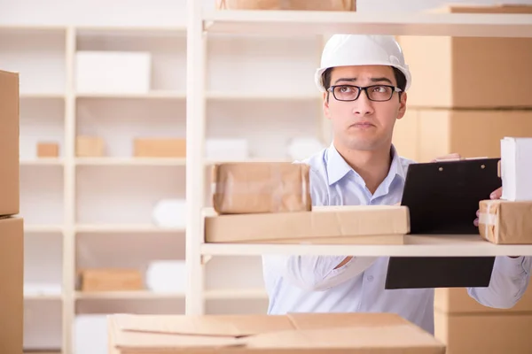 Man werkzaam in postbezorging — Stockfoto