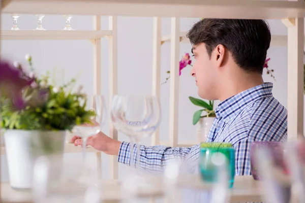 Genç yakışıklı dükkândan alışveriş yapıyor.