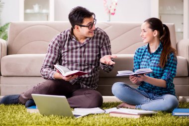 Üniversite sınavlarına hazırlanan öğrenciler