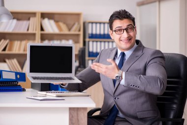 Ofiste çalışan bir işadamı.