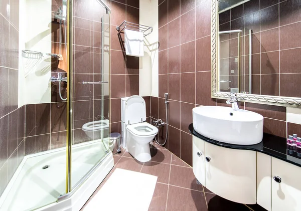 Modernt badrum inredning på hotellet — Stockfoto