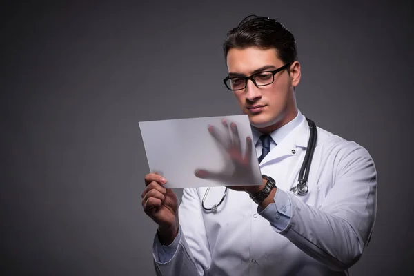 Médico joven que trabaja en la tableta — Foto de Stock