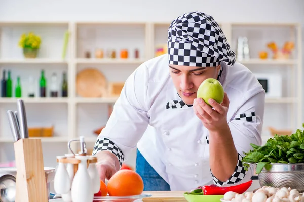 Cocinero joven trabajando en la cocina — Foto de Stock