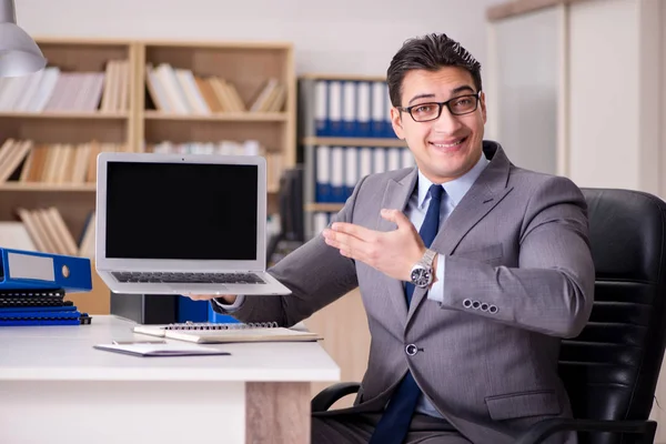 Zakenman werkzaam in het kantoor — Stockfoto