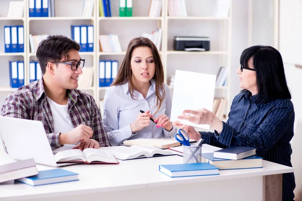 Joven estudiante y profesor durante la lección de tutoría — Foto de Stock