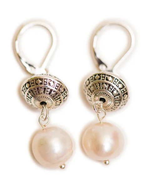 Silver Earrings Silver earrings geïsoleerd op witte achtergrond — Stockfoto