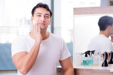 Genç yakışıklı adam sabahları tıraş oluyor.