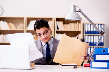 İşadamı mektup zarfını ofisinde alıyor.