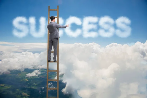 Бизнесмен добивается успеха с карьерной лестницей — стоковое фото