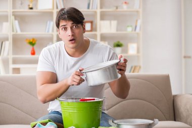 Evdeki adam, komşu sel sızıntısıyla uğraşıyor.