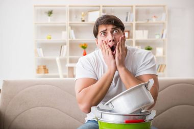 Evdeki adam, komşu sel sızıntısıyla uğraşıyor.