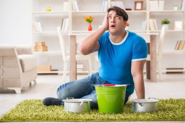 Evdeki adam, komşu sel sızıntısıyla uğraşıyor.