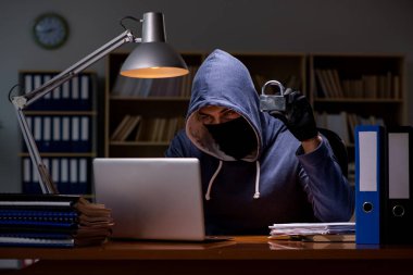 Hacker ev bilgisayarından kişisel verileri çalıyor