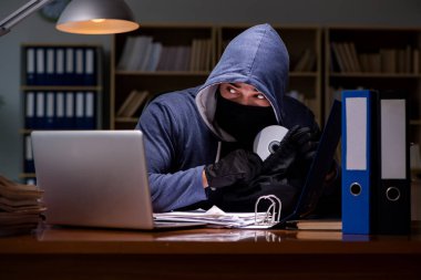 Hacker ev bilgisayarından kişisel verileri çalıyor