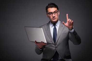 Yakışıklı işadamı dizüstü bilgisayar üzerinde çalışan