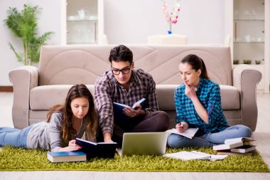 Üniversite sınavlarına hazırlanan öğrenciler