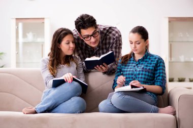 Üniversite sınavlarına hazırlanan öğrenciler