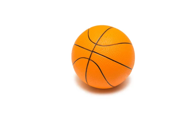 Beyaz arka plan üzerinde izole oyuncak basketbol — Stok fotoğraf