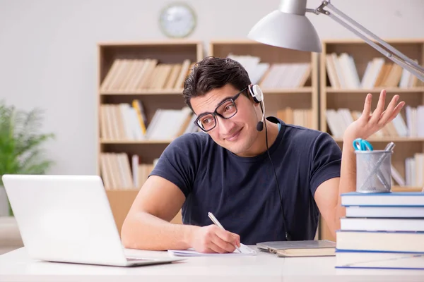 Jonge freelance werkte op de computer — Stockfoto