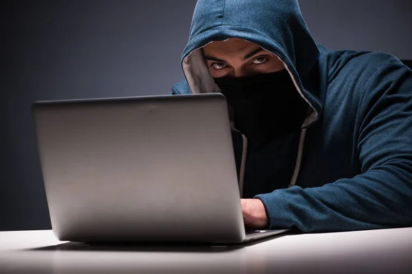 Комп'ютерний хакер, що працює в темній кімнаті — стокове фото