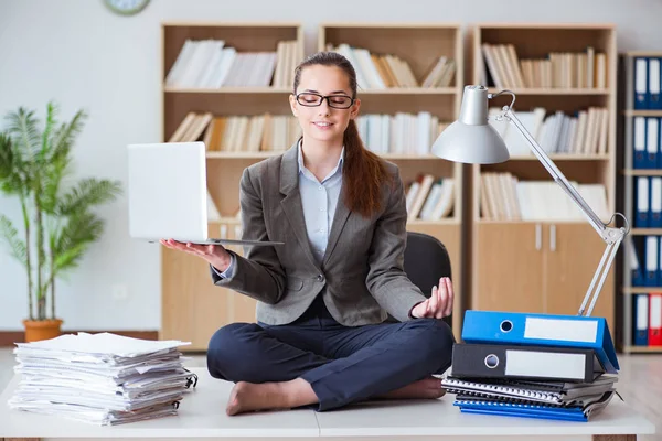 Mujer de negocios meditando en la oficina —  Fotos de Stock