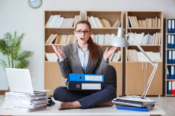 Ocupada mulher de negócios irritada sentada na mesa no escritório — Fotografia de Stock